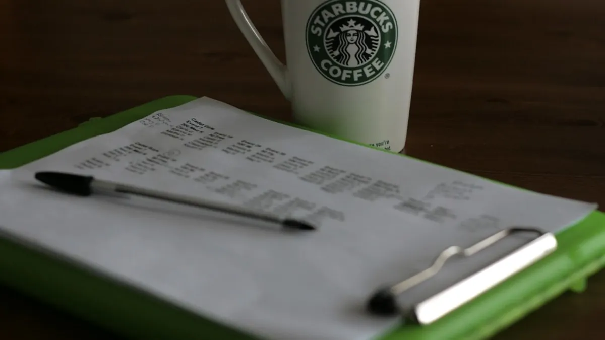 Testtisch mit Checkliste, Stoppuhr und Smartphone